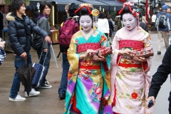 Maikos in Asakusa